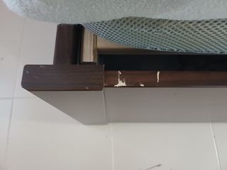 Cama de matrimonio de madera.