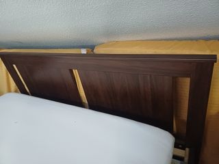 Cama de matrimonio de madera.