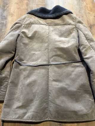 Abrigo gris de serraje con pelo. De Mango.