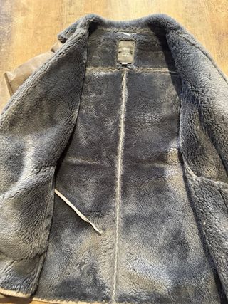 Abrigo gris de serraje con pelo. De Mango.