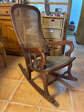 2 Mecedoras de Madera y Ratán