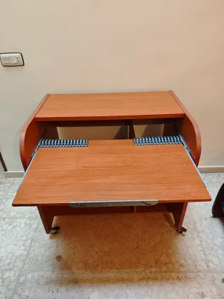 Escritorio de madera con ruedas, bandeja extraíble