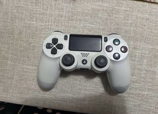 PS4 Negra + Mando y Juego