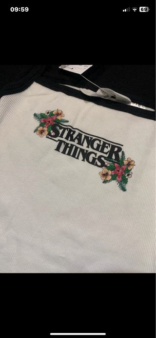 Top Stranger Things bianco con fiori