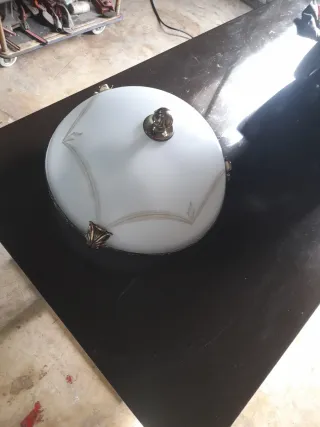 Lámpara de techo dorada y blanca