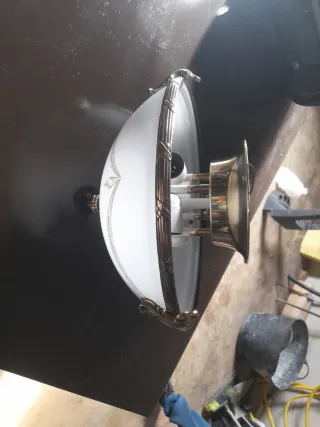 Lámpara de techo dorada y blanca