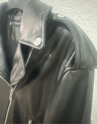 Vestido Zara estilo motero efecto cuero