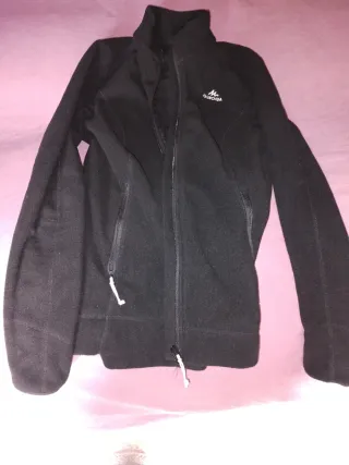 Chaqueta polar negra con bolsillos