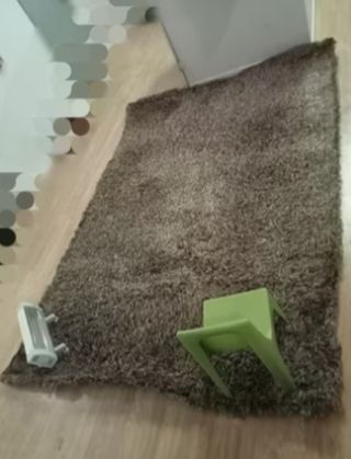 Alfombra de pelo gris y marrón