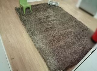 Alfombra de pelo gris y marrón