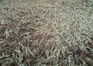 Alfombra de pelo gris y marrón