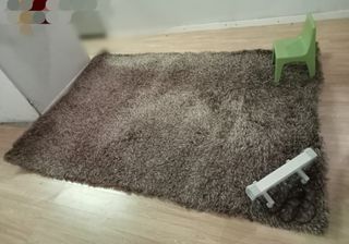 Alfombra de pelo gris y marrón