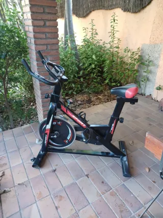 Bicicleta estàticaca negra i vermella.