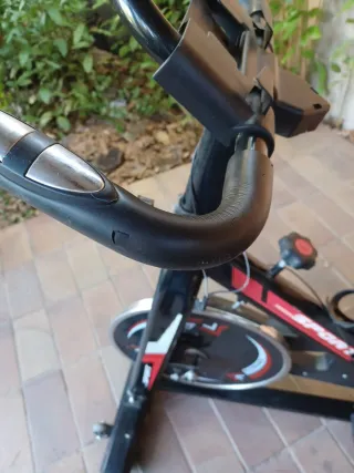 Bicicleta estàticaca negra i vermella.