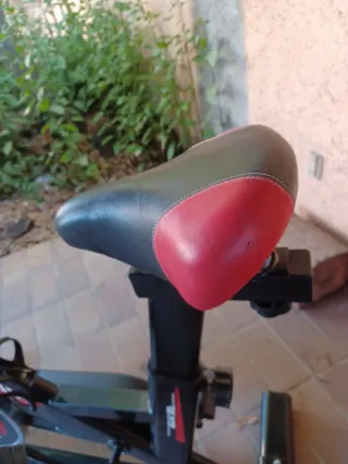 Bicicleta estàticaca negra i vermella.