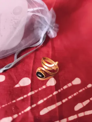 Anillo dorado con piedra poderosa