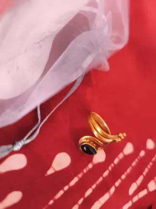 Anillo dorado con piedra poderosa