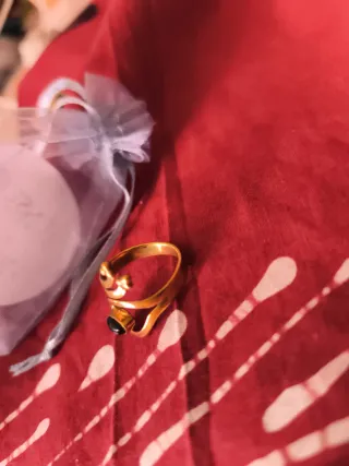 Anillo dorado con piedra poderosa