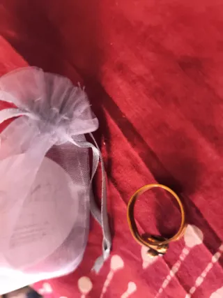 Anillo dorado con piedra poderosa