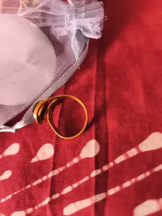 Anillo dorado con piedra poderosa