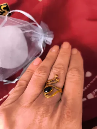 Anillo dorado con piedra poderosa