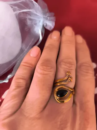 Anillo dorado con piedra poderosa