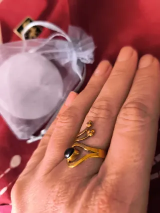 Anillo dorado con piedra poderosa