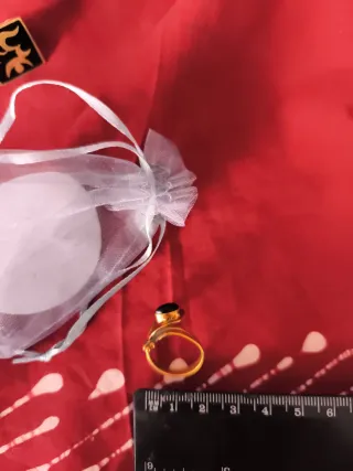 Anillo dorado con piedra poderosa