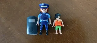 Playmobil Policía y Niño con Escudo