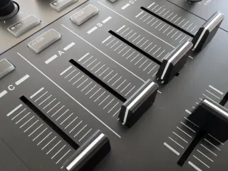 Controladora Traktor S3 de 4 canales+flight case