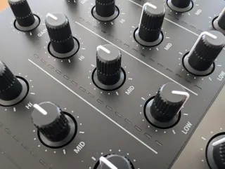 Controladora Traktor S3 de 4 canales+flight case