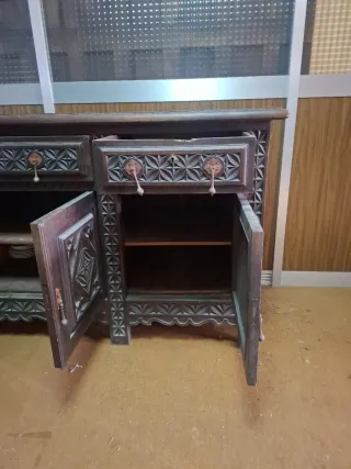 Aparador antiguo de madera tallada