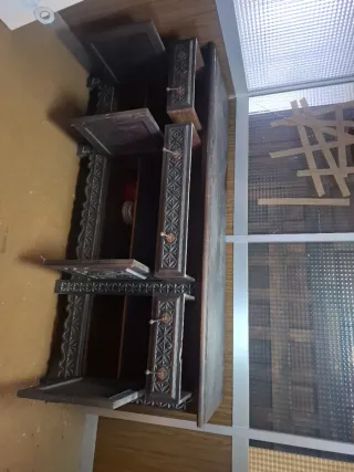 Aparador antiguo de madera tallada