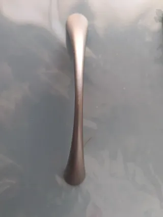 Tirador de mueble curvo