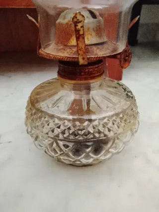 Lámpara de aceite antigua de cristal y metal