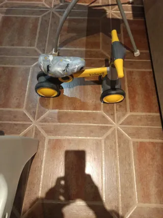 Triciclo Kidwell amarillo y gris