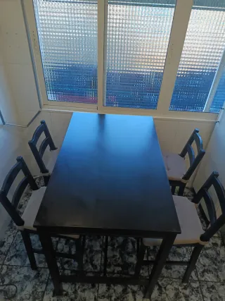 Mesa alta con 4 taburetes y cojines