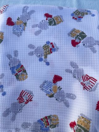 Tela con estampado de conejos