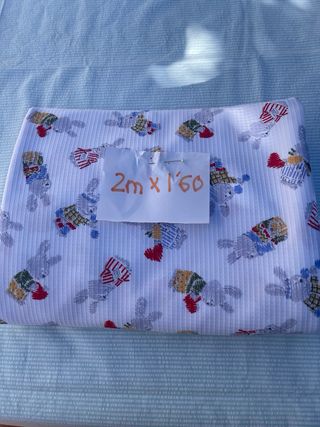 Tela con estampado de conejos