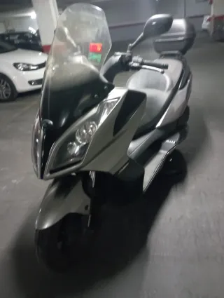 Kymco 300cc Maxiscooter Automática, con 29.900 km