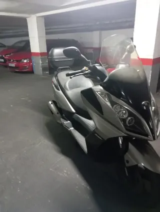 Kymco 300cc Maxiscooter Automática, con 29.900 km