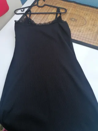 Vestido lencero negro con encaje