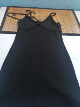 Vestido lencero negro con encaje