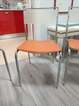 Sillas de aluminio y piel.