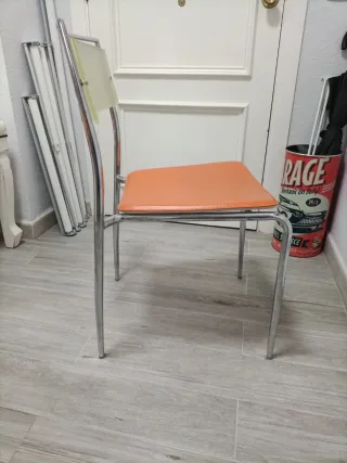 Sillas de aluminio y piel.