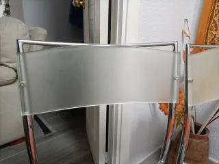 Sillas de aluminio y piel.