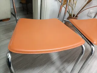 Sillas de aluminio y piel.