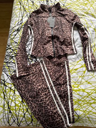 Conjunto deportivo estampado leopardo