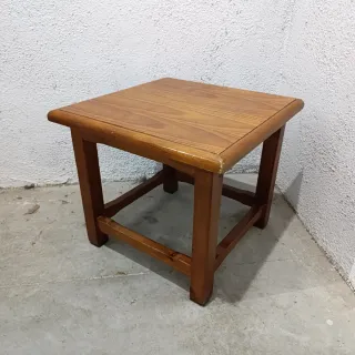 Mesa auxiliar de madera
