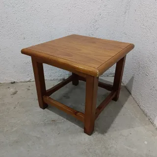 Mesa auxiliar de madera
